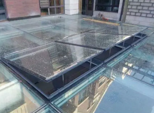 盘锦电动雨感天窗：现代建筑的呼吸之窗